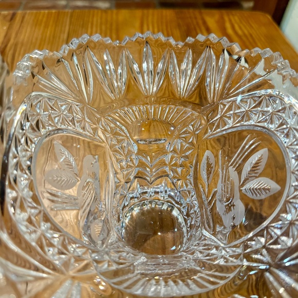 Hofbauer Byrdes Collection Crystal 11” Deep Basket with Bird Medallion - Picture 2 of 10